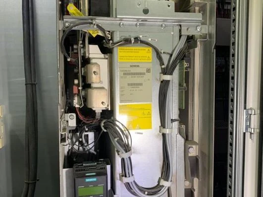 Componentes eléctricos y variador industrial
